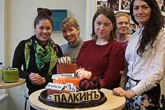 Сотрудники компании «Делойт» с призовым тортом Сотрудники компании «Делойт» с призовым тортом