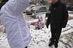 Зеваки интересуются происходящим Зеваки интересуются происходящим