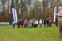 Участники взглядом провожают шары Участники взглядом провожают шары
