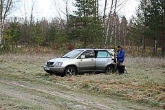 Пётр Занадворов (команда «Trigésimo oitavo») проверяет страйкбольное ружьё Пётр Занадворов (команда «Trigésimo oitavo») проверяет страйкбольное ружьё