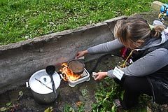 Волонтёр Наталья Суровегина варит волонтёрский кофе на «заболевающей» плитке Волонтёр Наталья Суровегина варит волонтёрский кофе на «заболевающей» плитке
