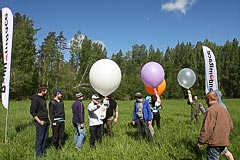 Участники собираются в месте запуска шаров Участники собираются в месте запуска шаров