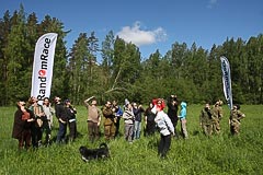 Участники наблюдают за улетающими шарами Участники наблюдают за улетающими шарами