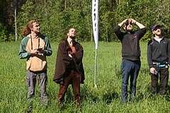 Участники наблюдают за улетающими шарами Участники наблюдают за улетающими шарами