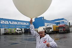 Дмитрий Булавинов с запускаемым оборудованием Дмитрий Булавинов с запускаемым оборудованием