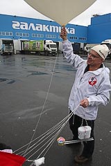 Дмитрий Булавинов с запускаемым оборудованием Дмитрий Булавинов с запускаемым оборудованием