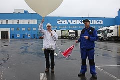 Дмитрий Булавинов и сотрудник «Галактики» с запускаемым оборудованием Дмитрий Булавинов и сотрудник «Галактики» с запускаемым оборудованием