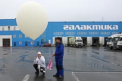 Дмитрий Булавинов и сотрудник «Галактики» с запускаемым оборудованием Дмитрий Булавинов и сотрудник «Галактики» с запускаемым оборудованием