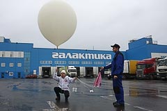 Дмитрий Булавинов и сотрудник «Галактики» с запускаемым оборудованием Дмитрий Булавинов и сотрудник «Галактики» с запускаемым оборудованием