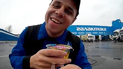 Сотрудник молочного завода «Галактика» улыбается Сотрудник молочного завода «Галактика» улыбается