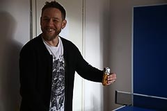 Дмитрий Мишланов примеривает шлем эклеру-космонавту Дмитрий Мишланов примеривает шлем эклеру-космонавту