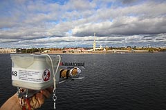 Эклер-космонавт на фоне Петропавловской крепости Эклер-космонавт на фоне Петропавловской крепости