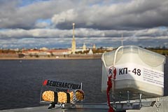 Эклер-космонавт на фоне Петропавловской крепости Эклер-космонавт на фоне Петропавловской крепости