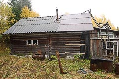 Сохранившаяся изба Сохранившаяся изба